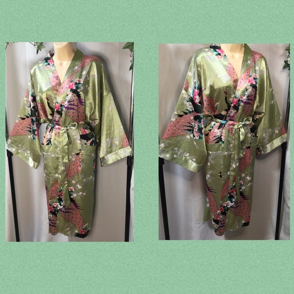 100% silk robe kimono in pistachio  with a floral/peacock print. - Picture 3 of 7
